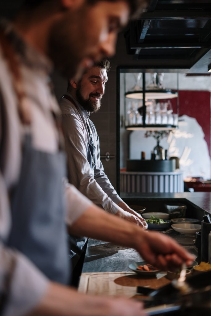 Zwei Köche bereiten ein leckeres Essen zu